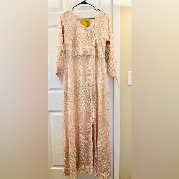 Threads and Motif Maxi dress - Picture 3 of 5